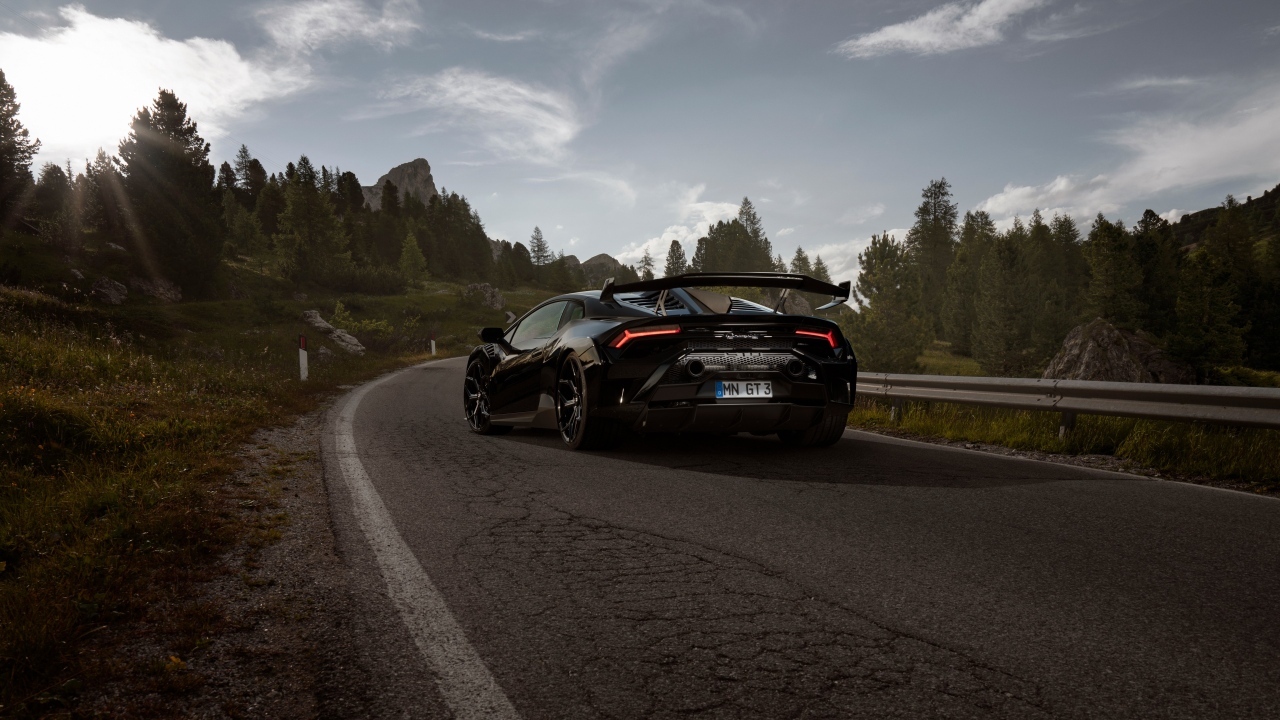 Быстрый Lamborghini Huracán STO на дороге