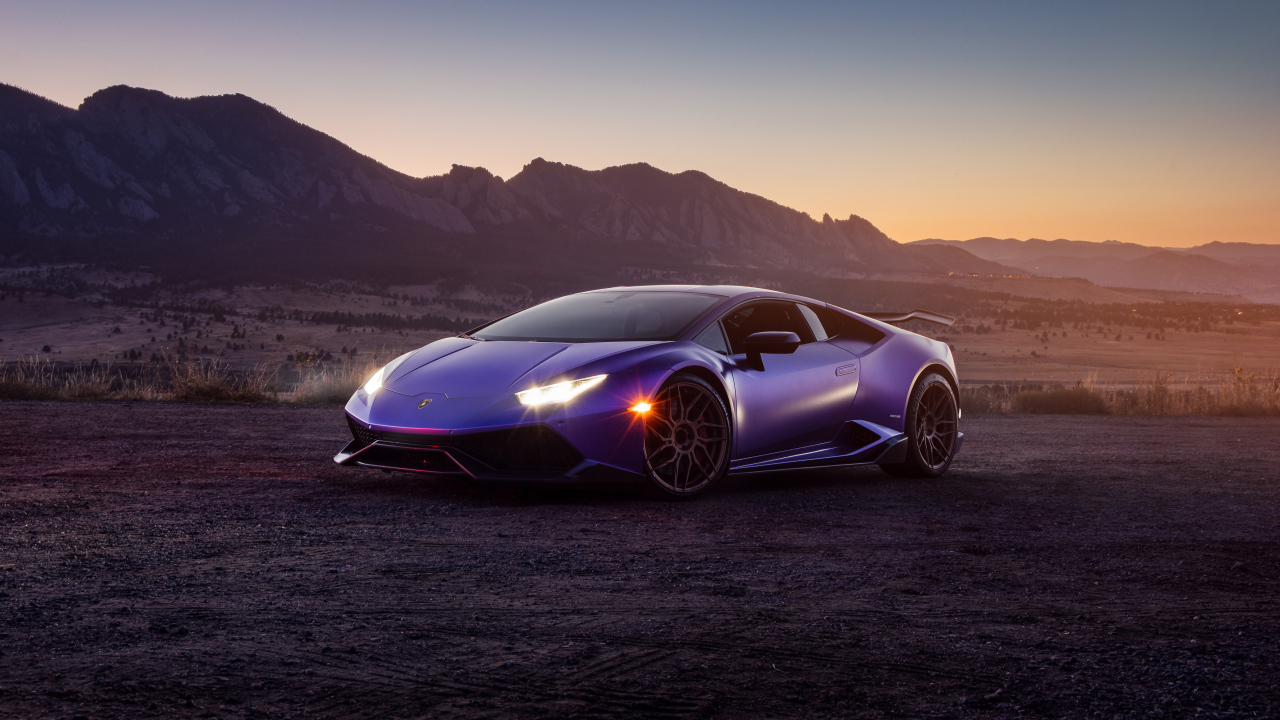 Спорткар Lamborghini Huracán с включенными фарами