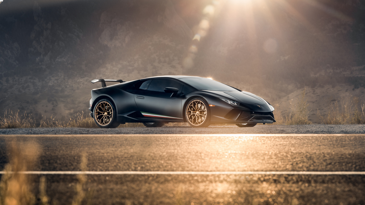 Автомобиль Lamborghini Huracan Performante в лучах солнца