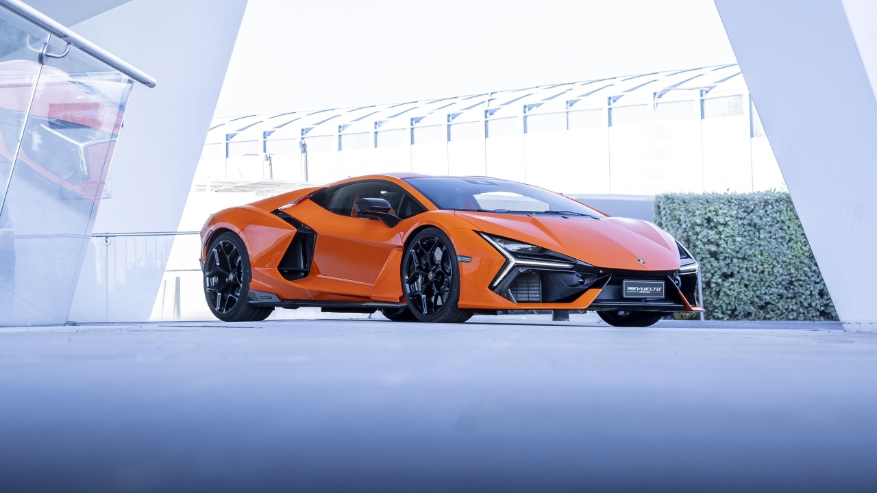 Оранжевый автомобиль Lamborghini Revuelto