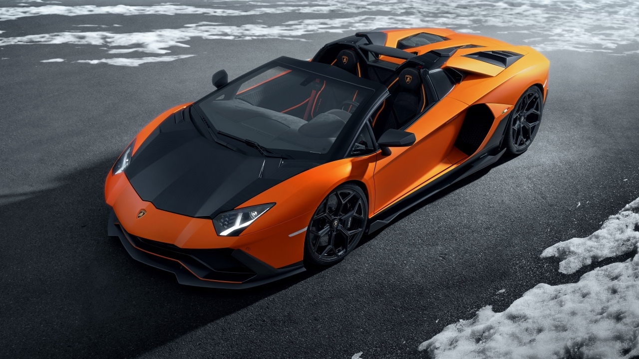 Оранжевый спортивный автомобиль Lamborghini Aventador