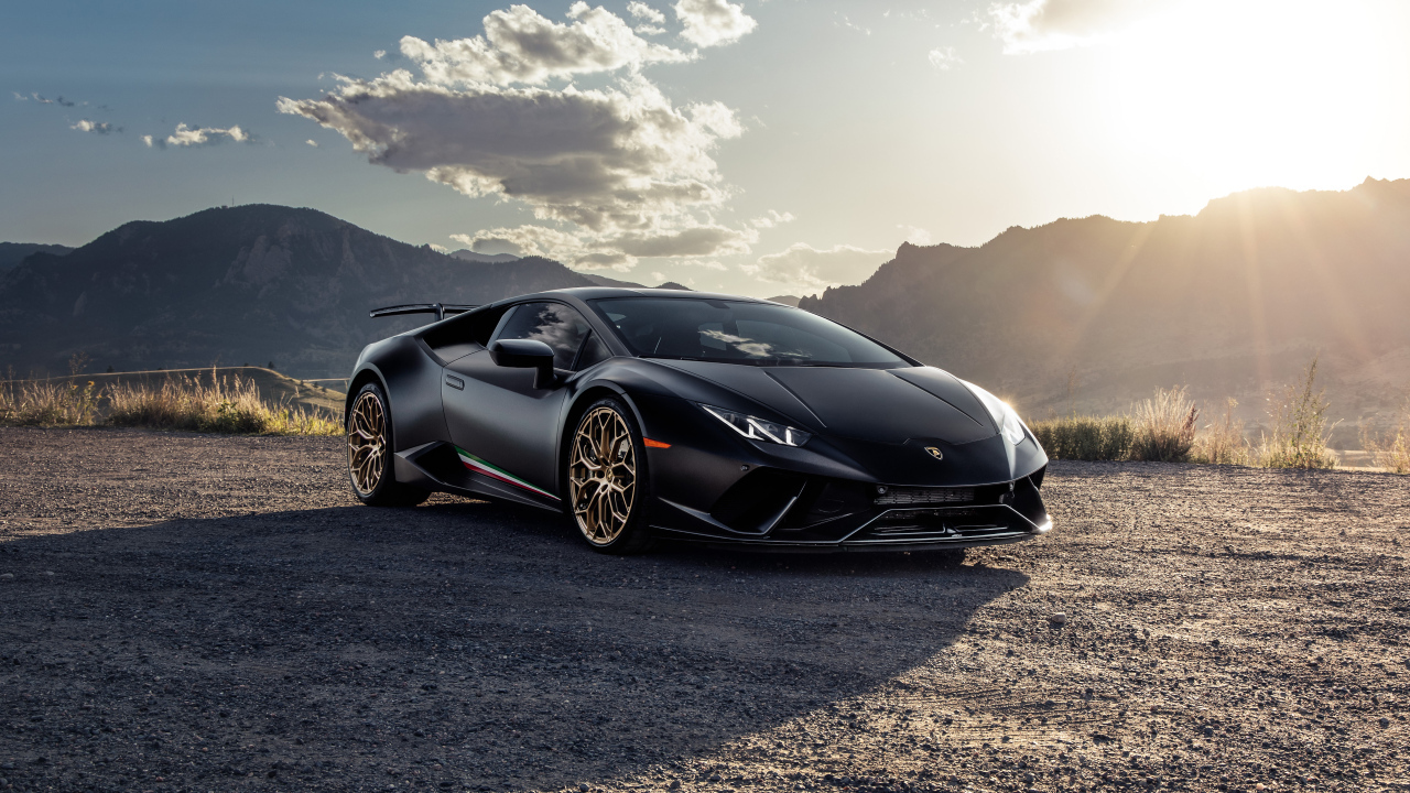 Стильный черный автомобиль Lamborghini Huracan Performante на фоне гор