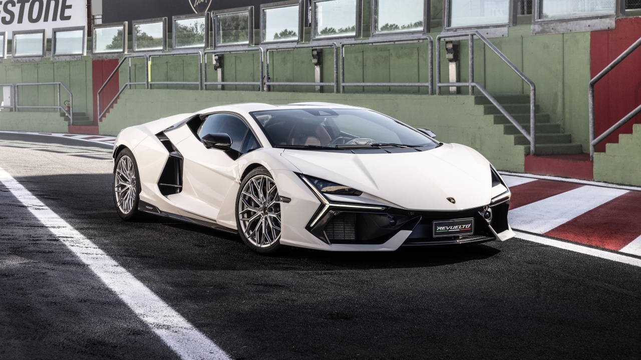 Белый автомобиль Lamborghini Revuelto
