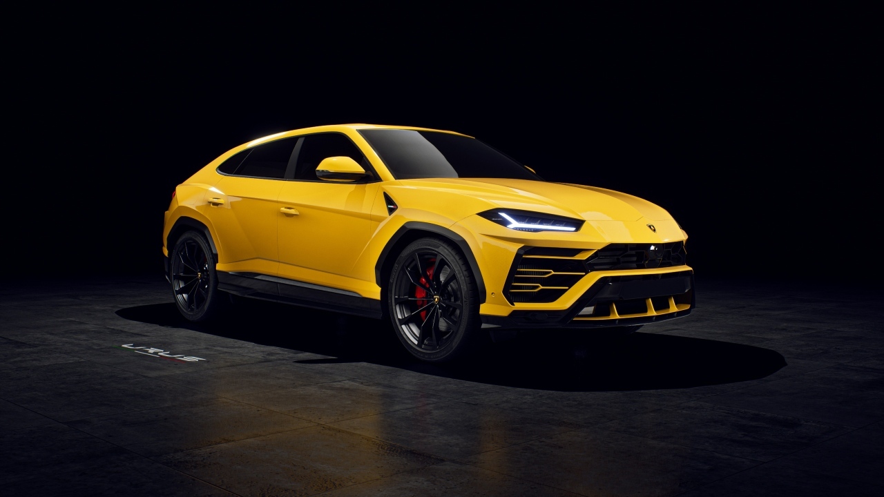 Желтый автомобиль Lamborghini Urus