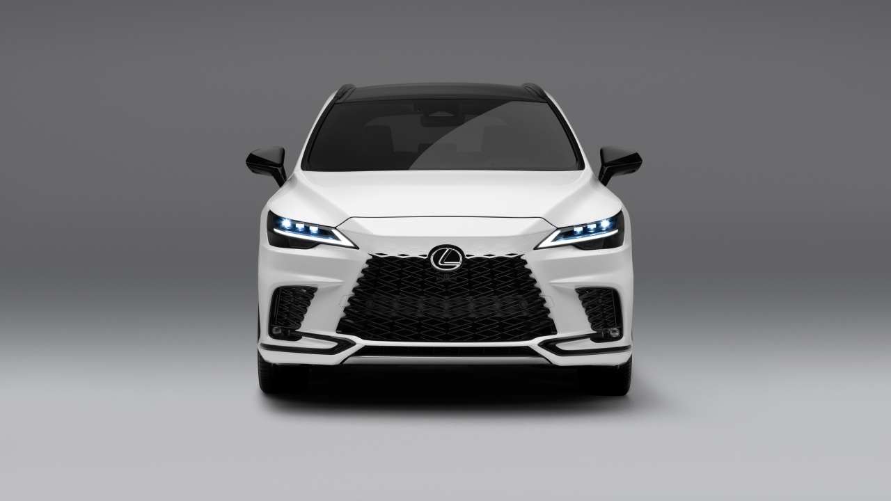 Вид спереди на автомобиль  Lexus RX 500h F SPORT