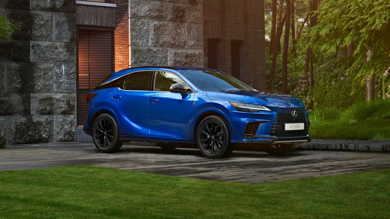 Внедорожник Lexus RX 500h F SPORT у здания