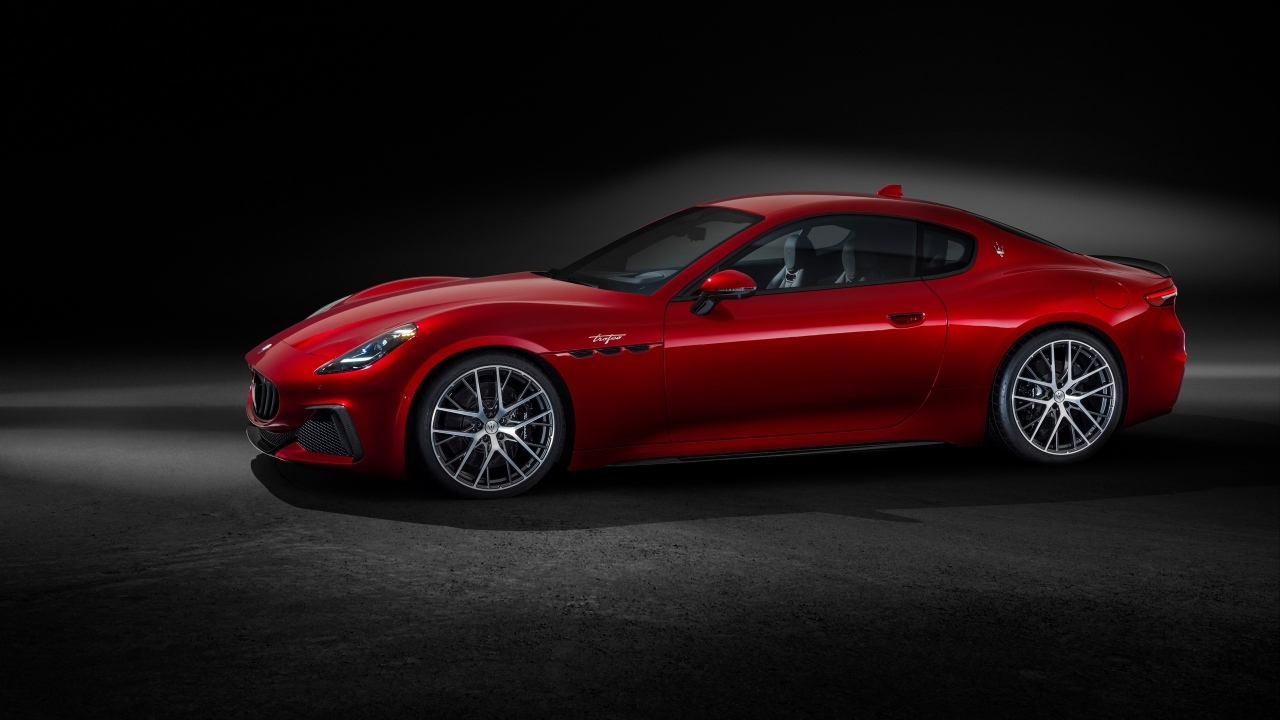 Красный автомобиль Maserati GranTurismo Trofeo 2023 года вид сбоку