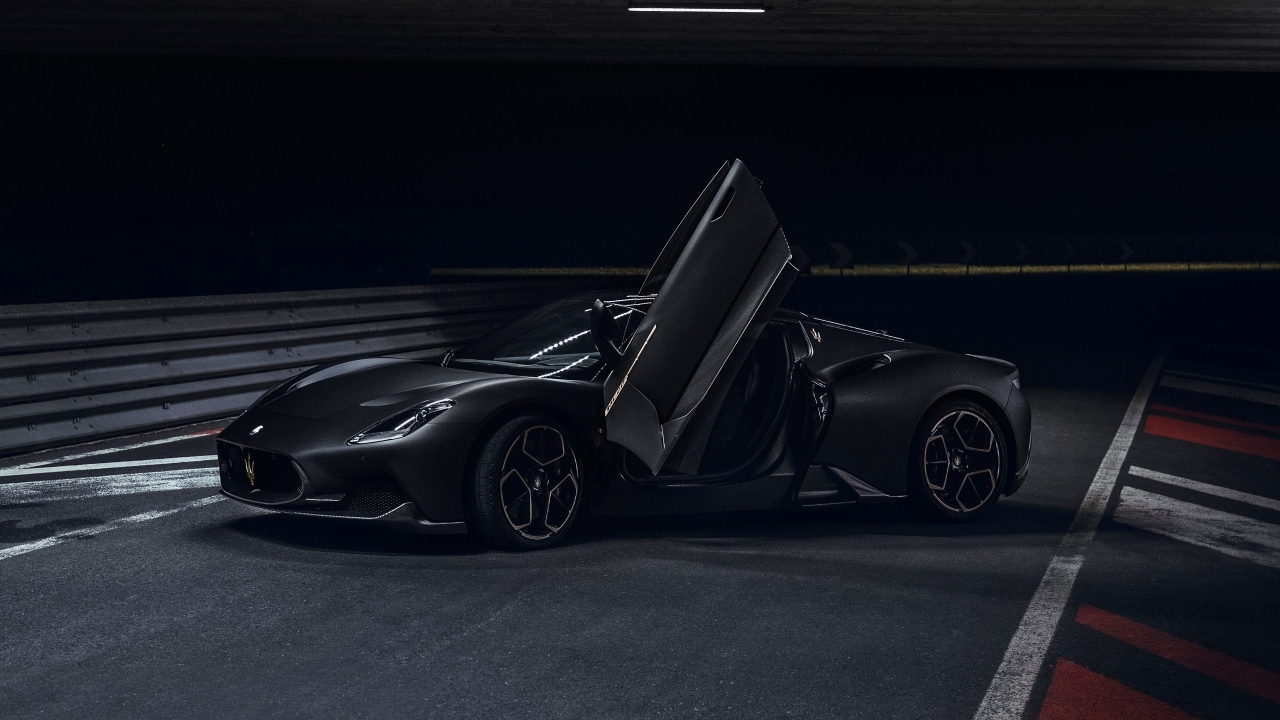 Черный автомобиль Maserati MC20  с открытыми дверями