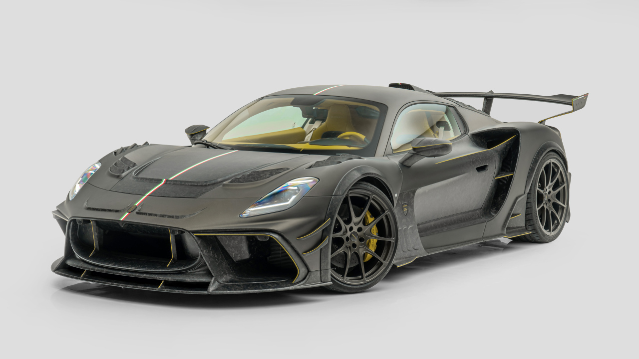 Автомобиль Mansory Maserati MC20 Coupé  на сером фоне