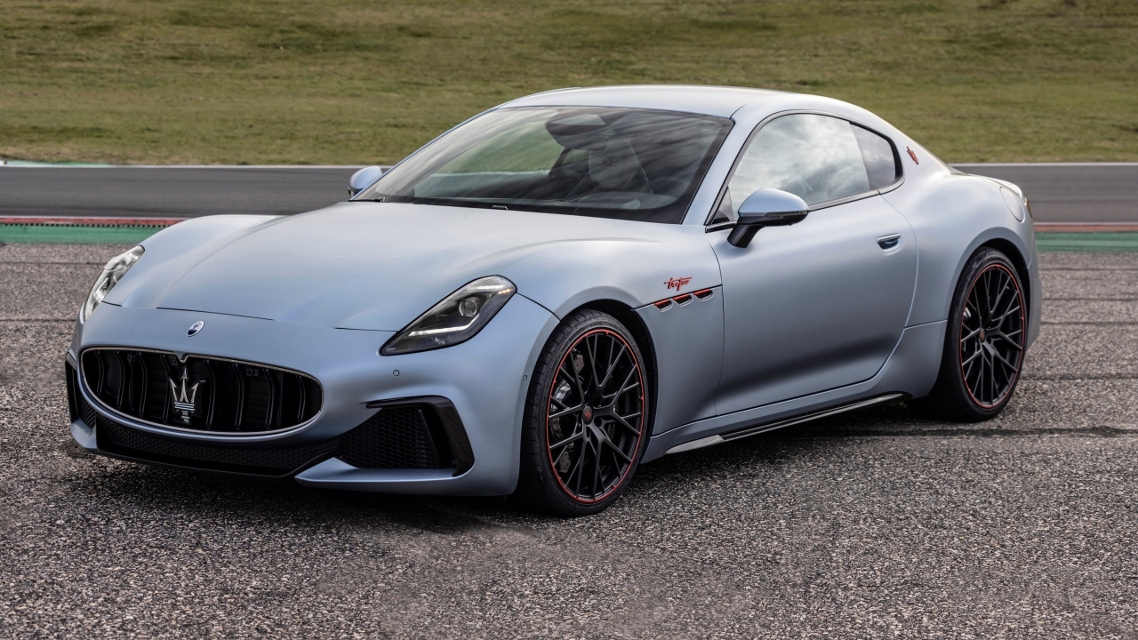 Серебристый автомобиль Maserati GranTurismo Trofeo PrimaSerie 2023 года
