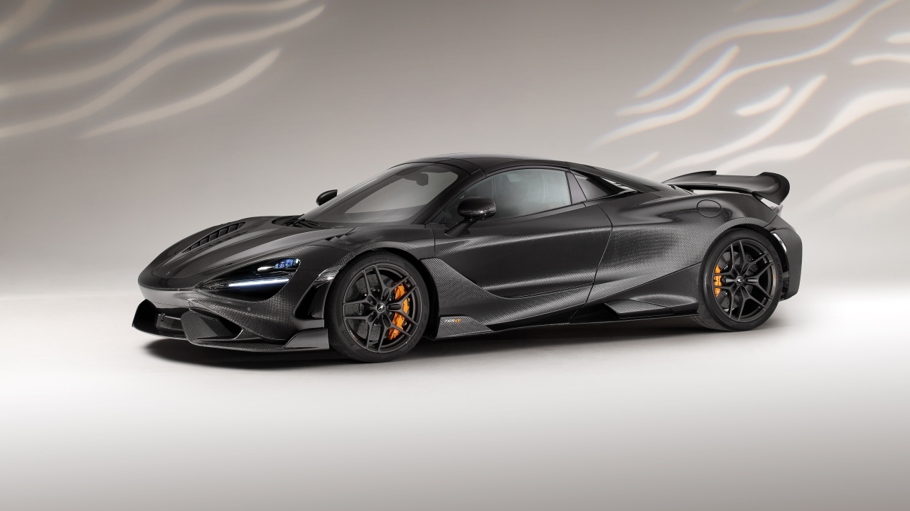 Черный автомобиль McLaren 765LT Spider Carbon