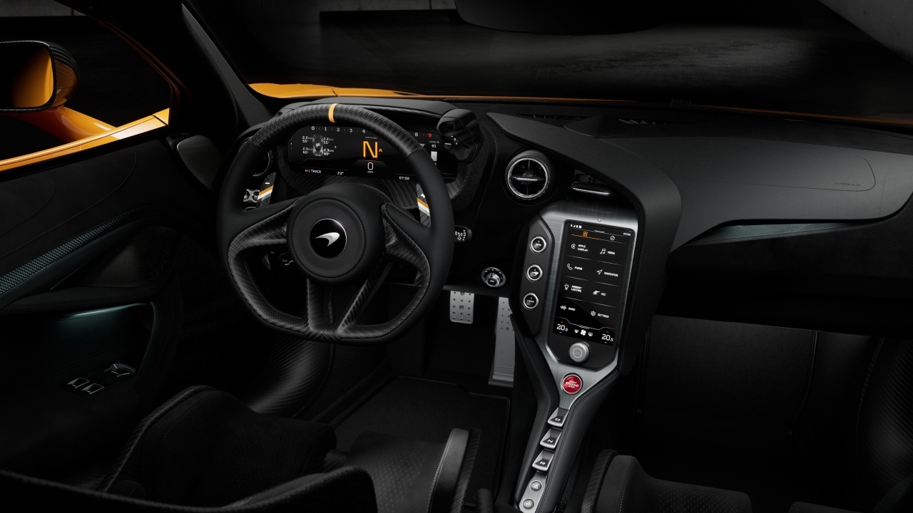 Черный салон автомобиля McLaren 750S 60th Anniversary Edition