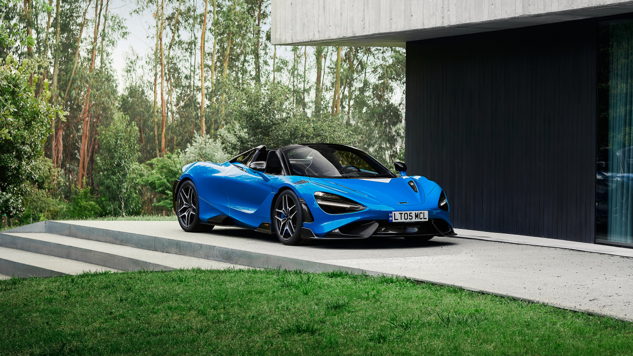 Синий McLaren 765LT Spider 2022 года у дома 