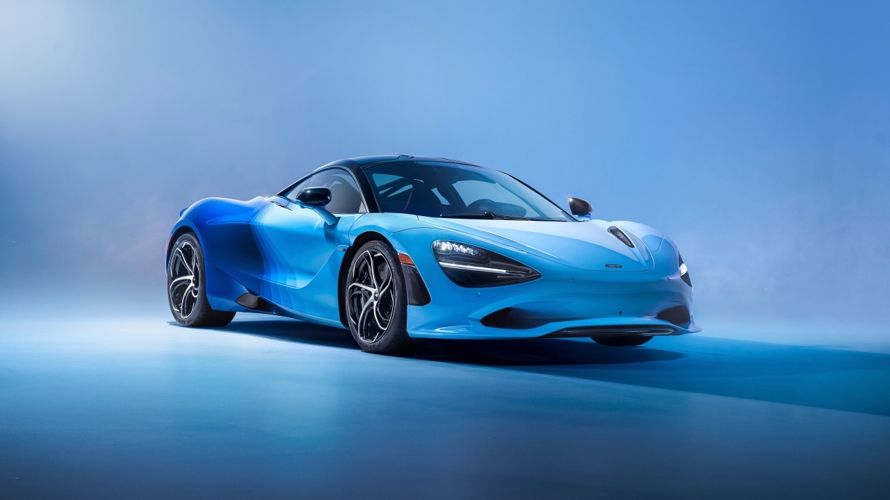 Синий автомобиль McLaren MSO 750S