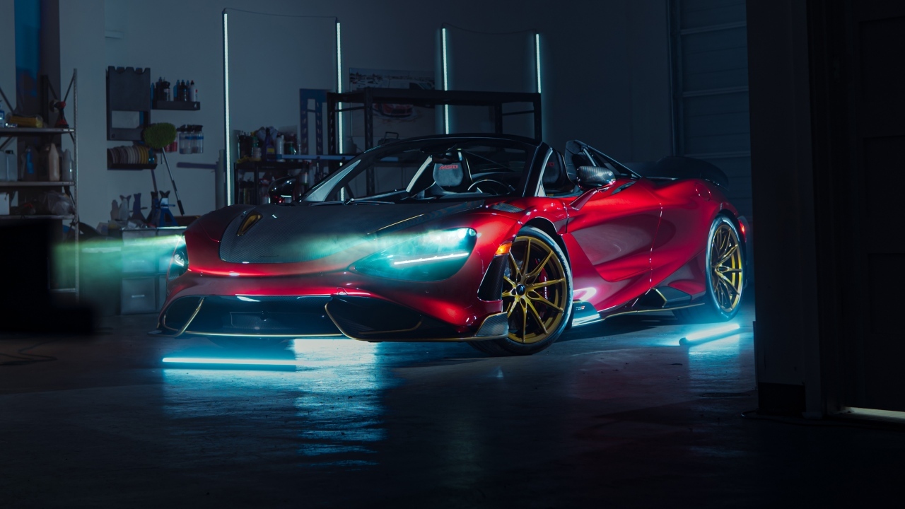 Спорткар McLaren 765LT Spider с включенными фарами