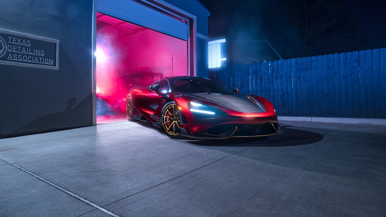 Красный  McLaren 765LT Spider у гаража