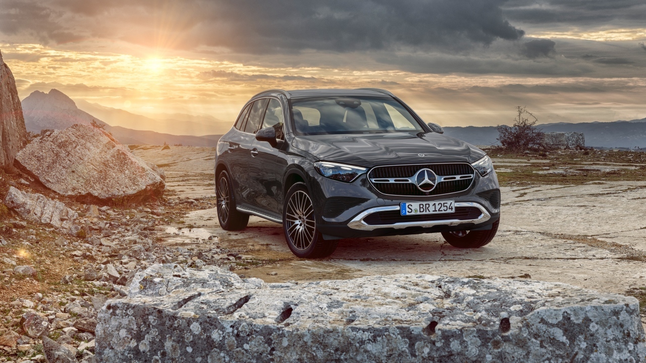 Черный внедорожник Mercedes-Benz GLC 300  на фоне заката