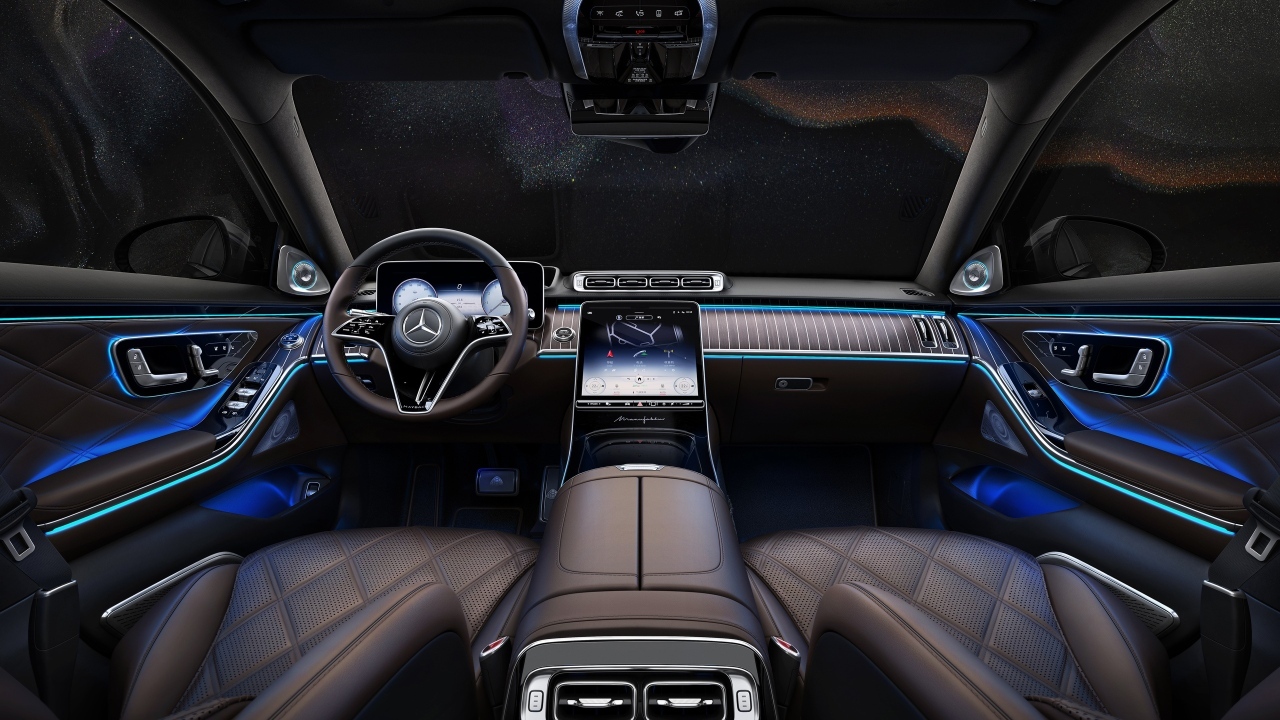 Черный кожаный салон автомобиля Mercedes MAYBACH S 680 4MATIC