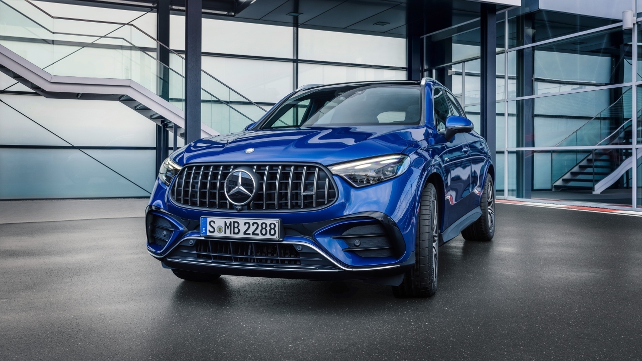 Синий автомобиль Mercedes-AMG GLC 43 4MATIC 2023 года