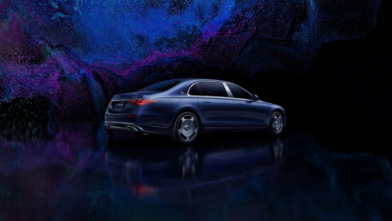 Синий автомобиль Mercedes MAYBACH S 680 4MATIC