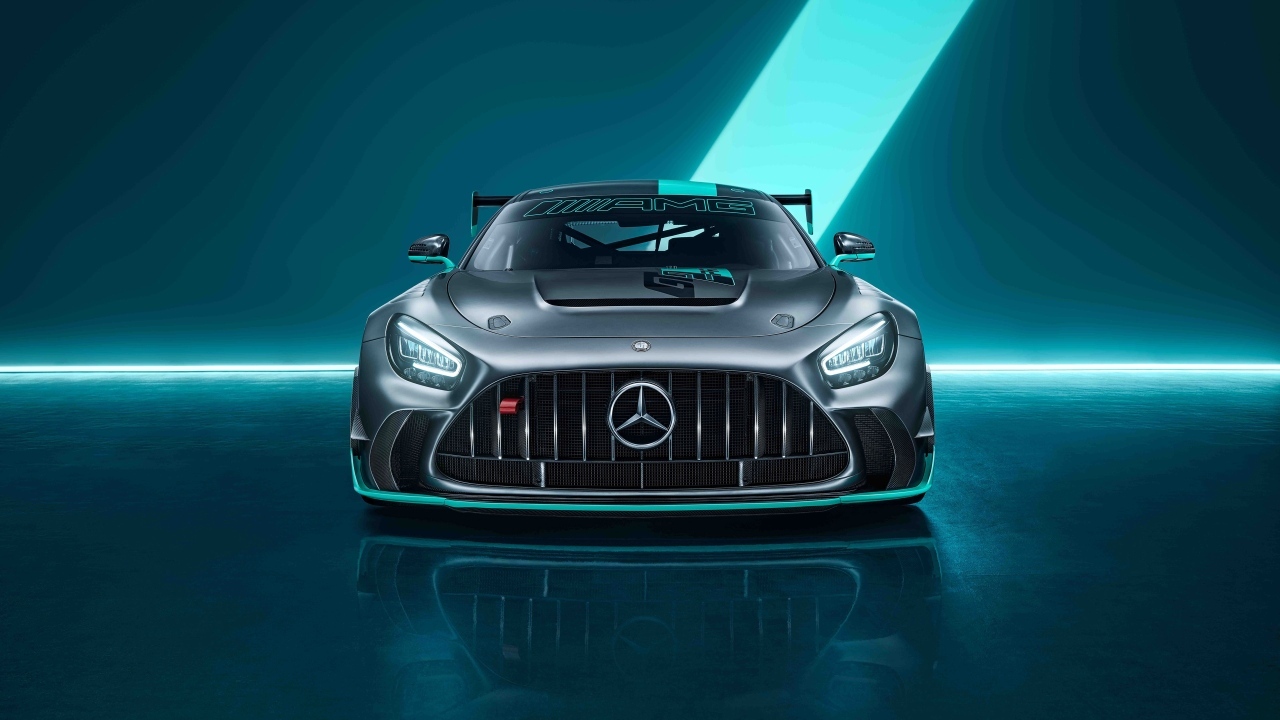 Вид спереди на автомобиль Mercedes-AMG GT2 PRO 2023 года
