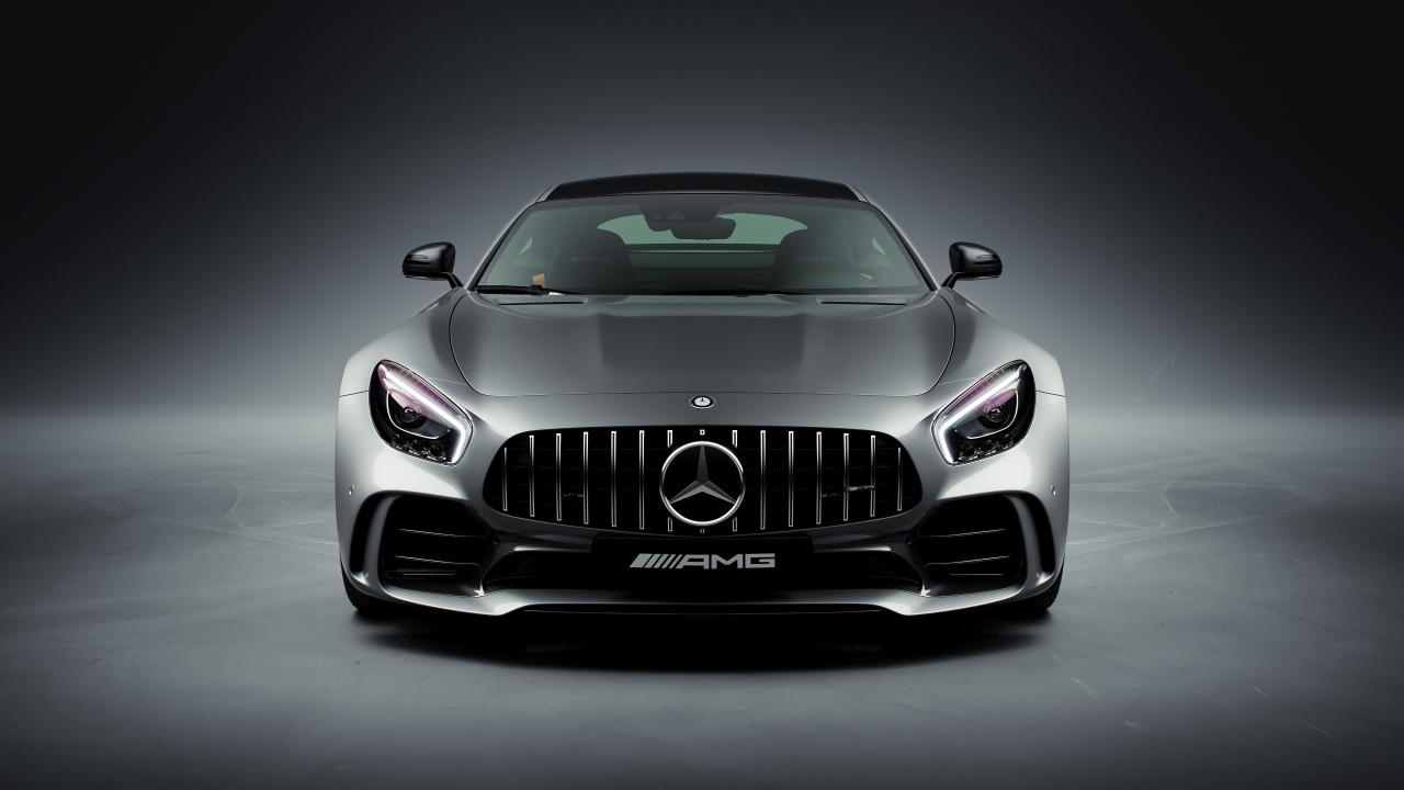 Вид спереди на автомобиль Mercedes-AMG GT R