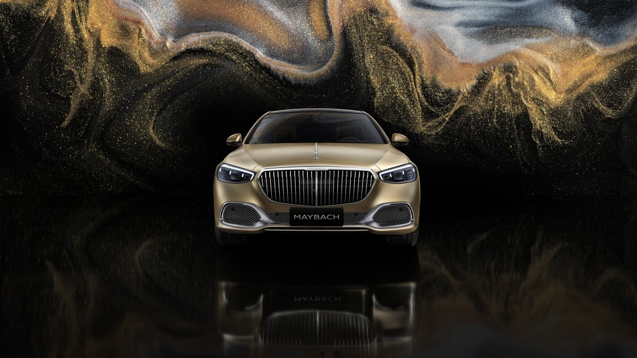 Вид спереди на автомобиль Mercedes MAYBACH S 680 4MATIC