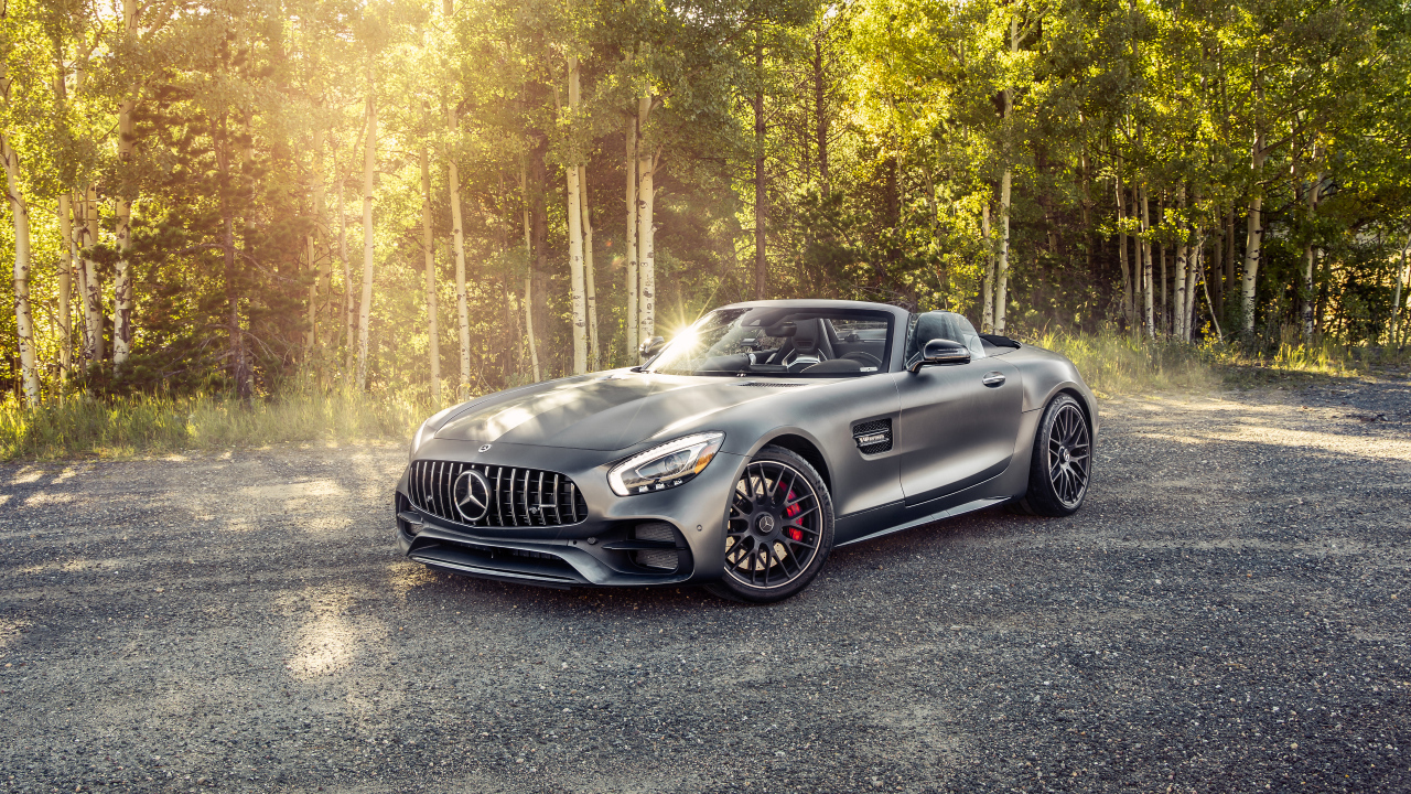 Кабриолет Mercedes-AMG GT C Roadster в лучах солнца
