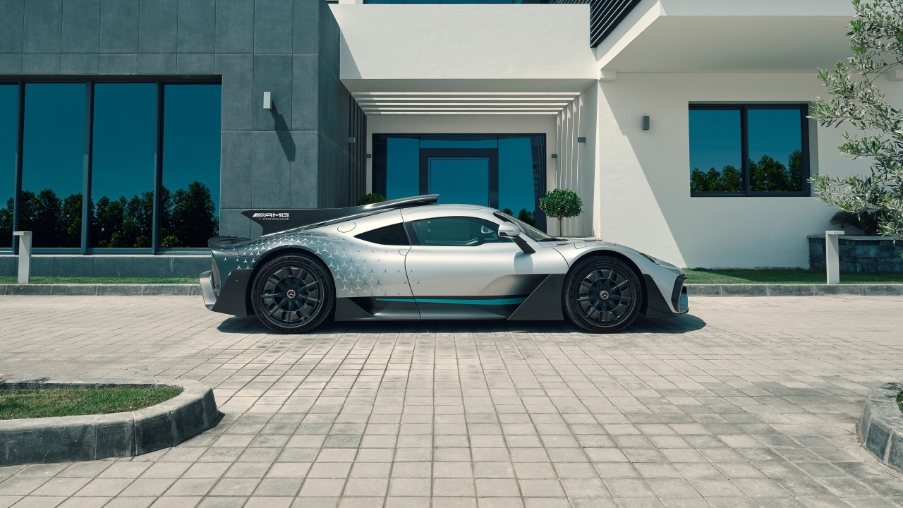 Автомобиль Mercedes-AMG ONE вид сбоку
