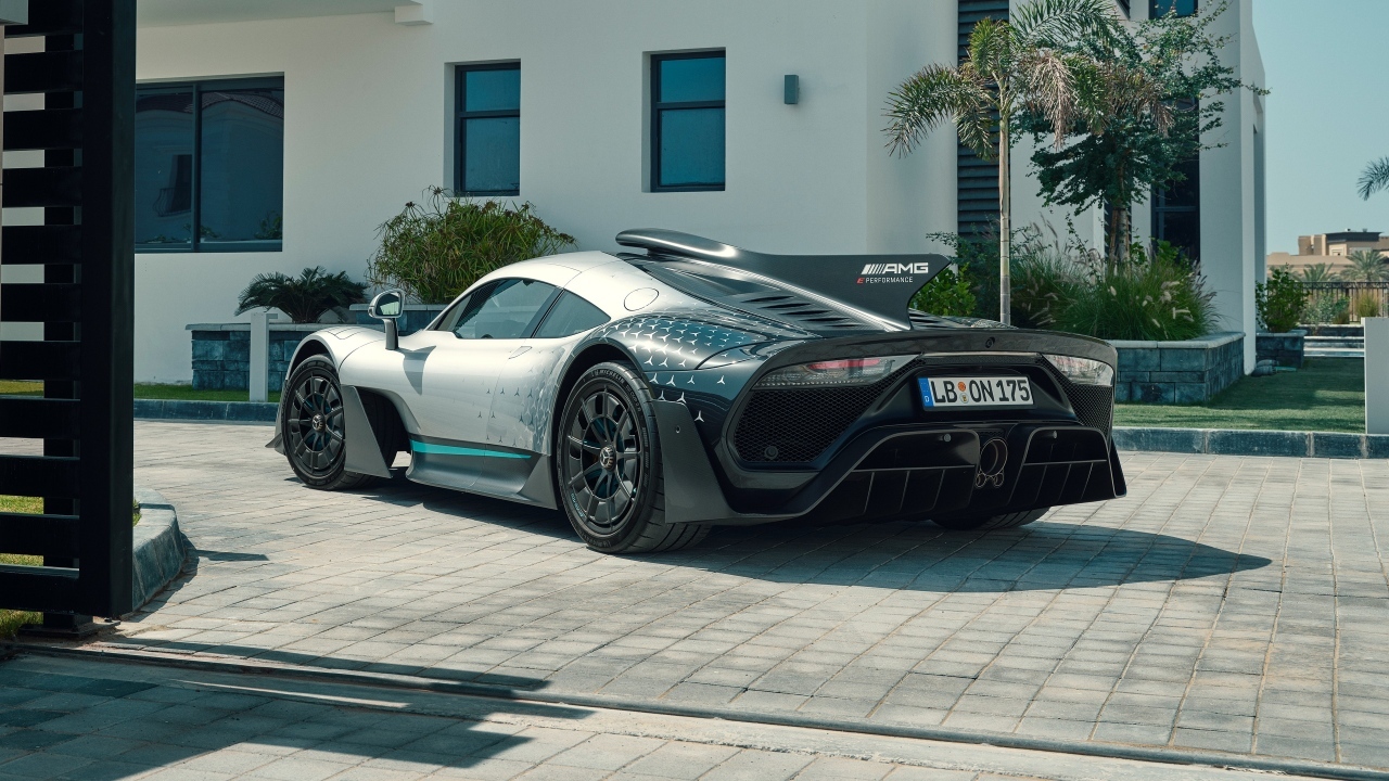 Автомобиль Mercedes-AMG ONE вид сзади