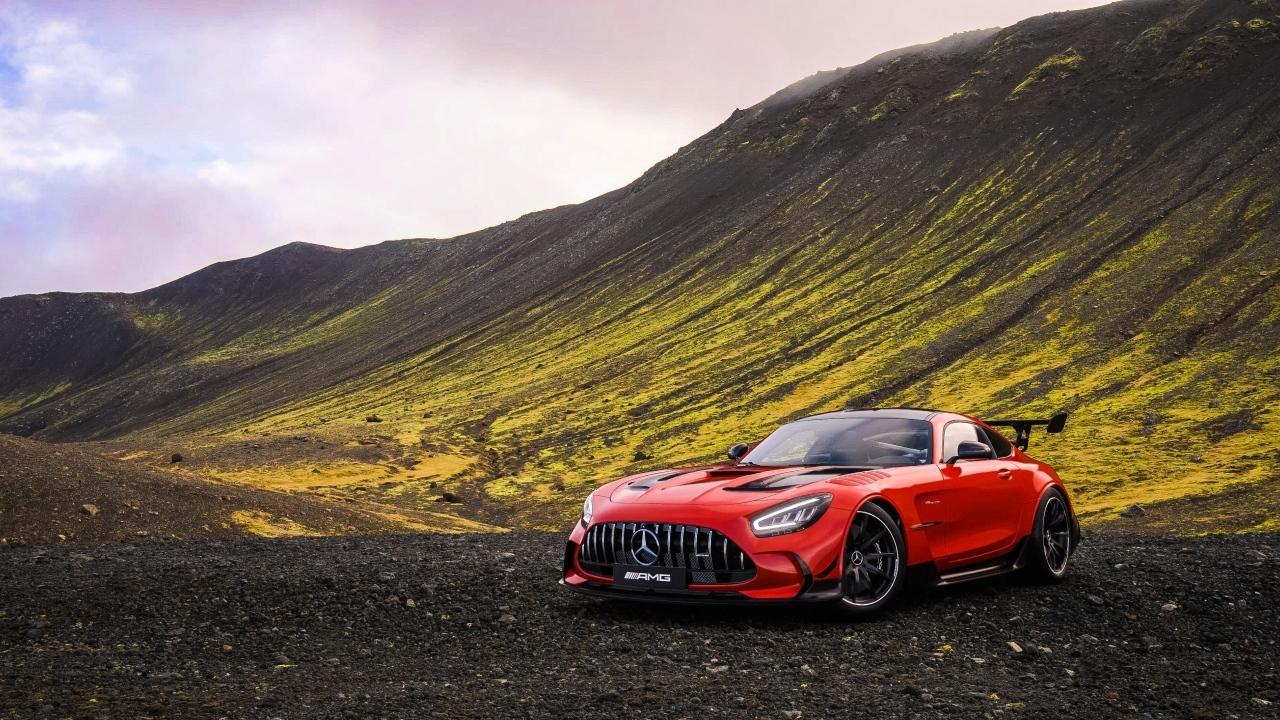Красный автомобиль Mercedes-AMG GT Black  в горах