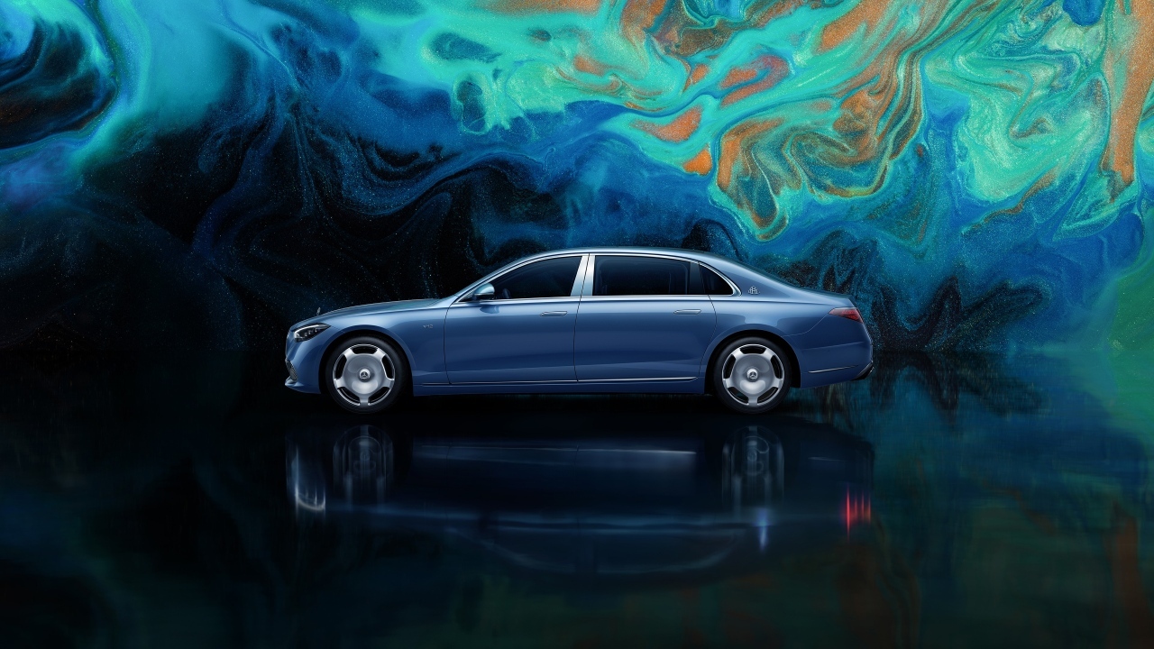 Вид сбоку на автомобиль Mercedes MAYBACH S