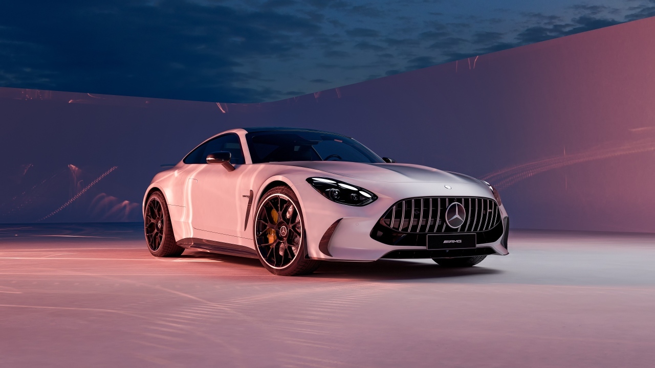 Серебристый автомобиль Mercedes AMG GT 2024 года