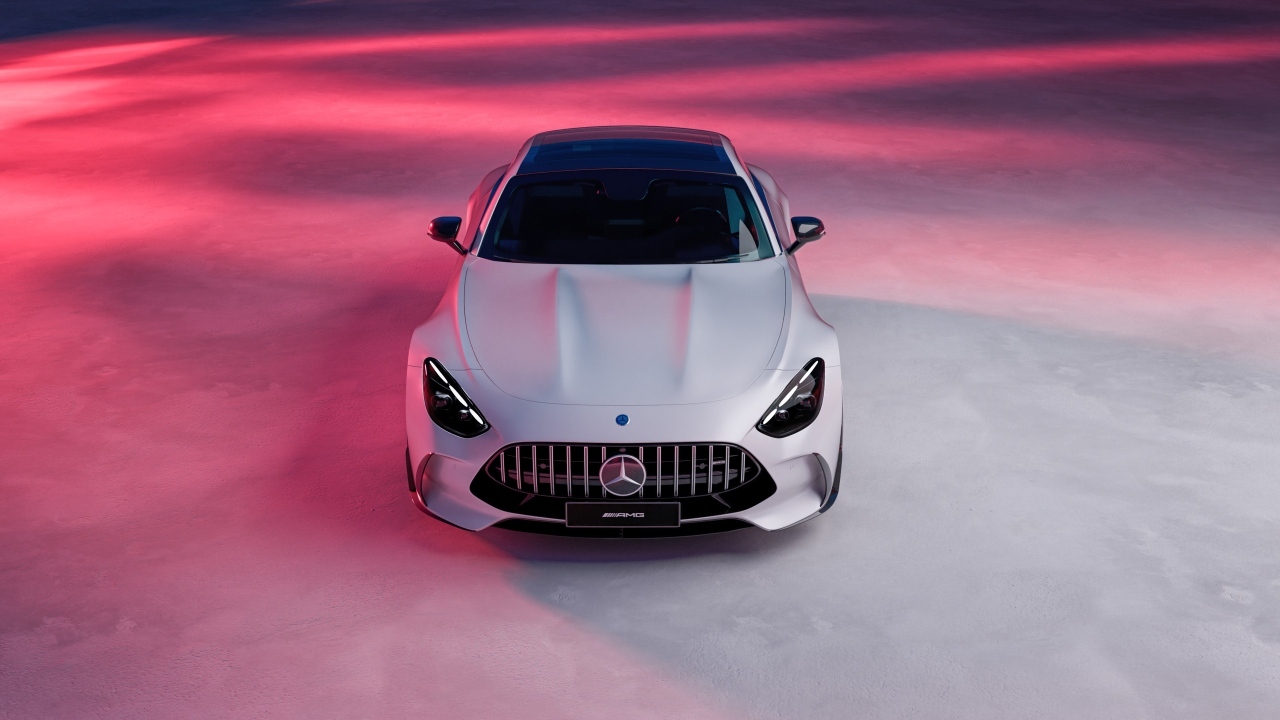 Серебристый автомобиль Mercedes AMG GT 2024 года вид сверху