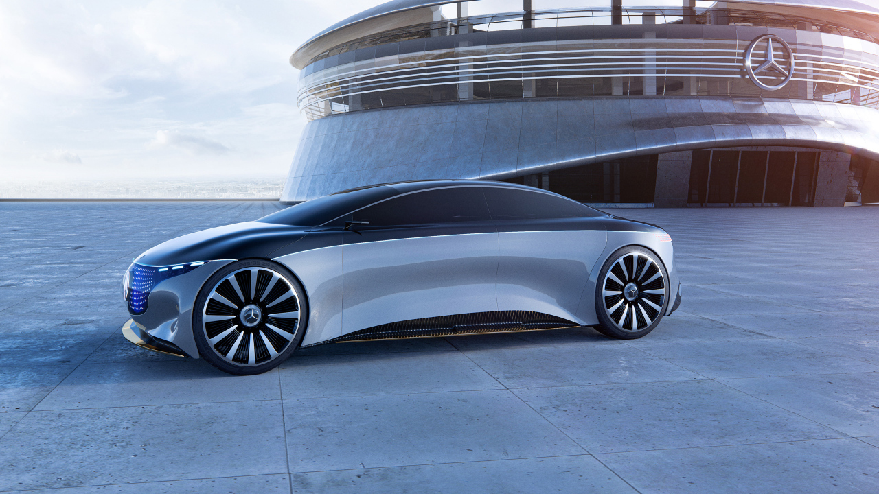 Серебристый автомобиль концепт Mercedes Vision EQS