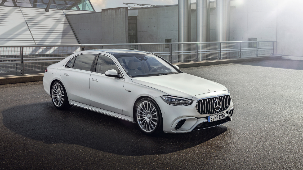 Стильный белый автомобиль Mercedes-AMG S 63 E Performance 2023 года