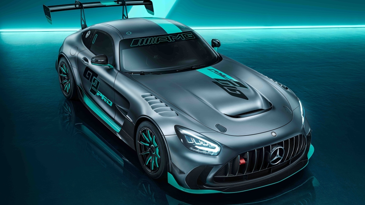 Вид сверху на автомобиль Mercedes-AMG GT2 PRO