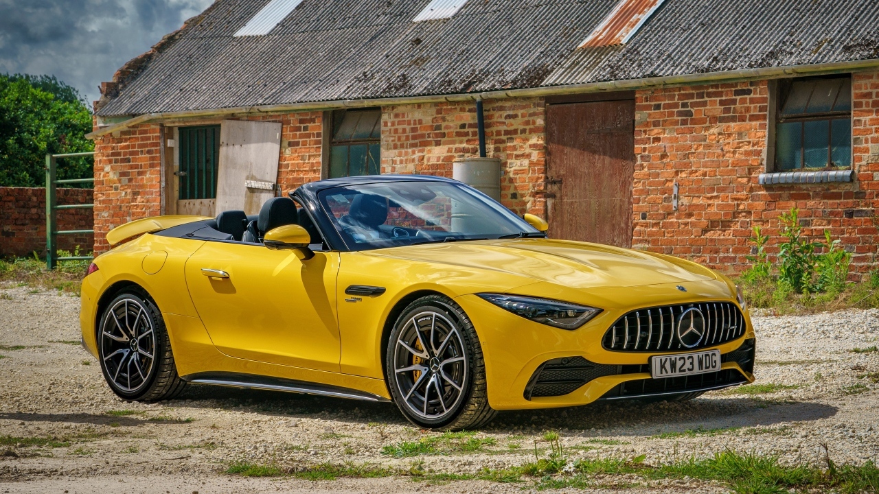 Желтый кабриолет Mercedes-AMG SL 43 2023  года