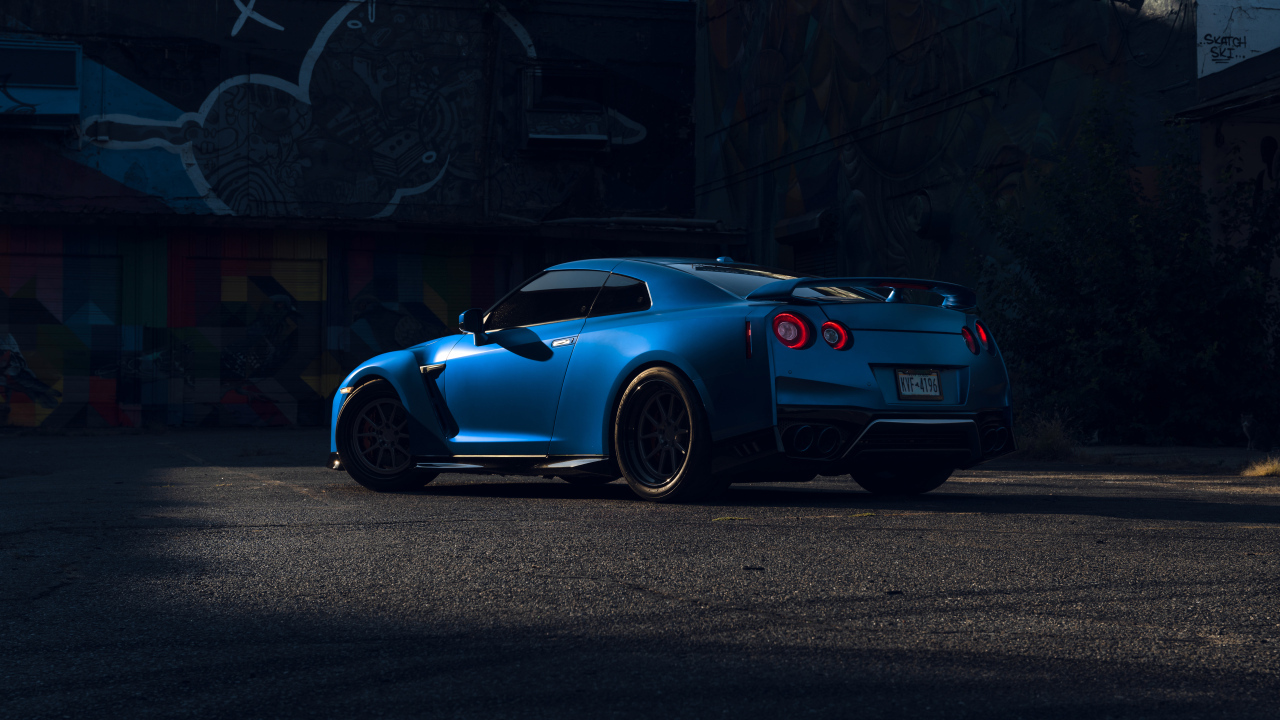 Автомобиль Nissan GT-R вид сзади