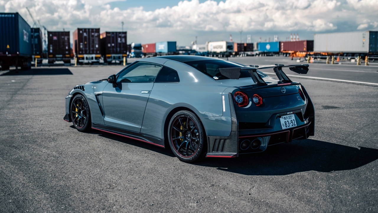Автомобиль Nissan GT-R Nismo Special Edition вид сзади
