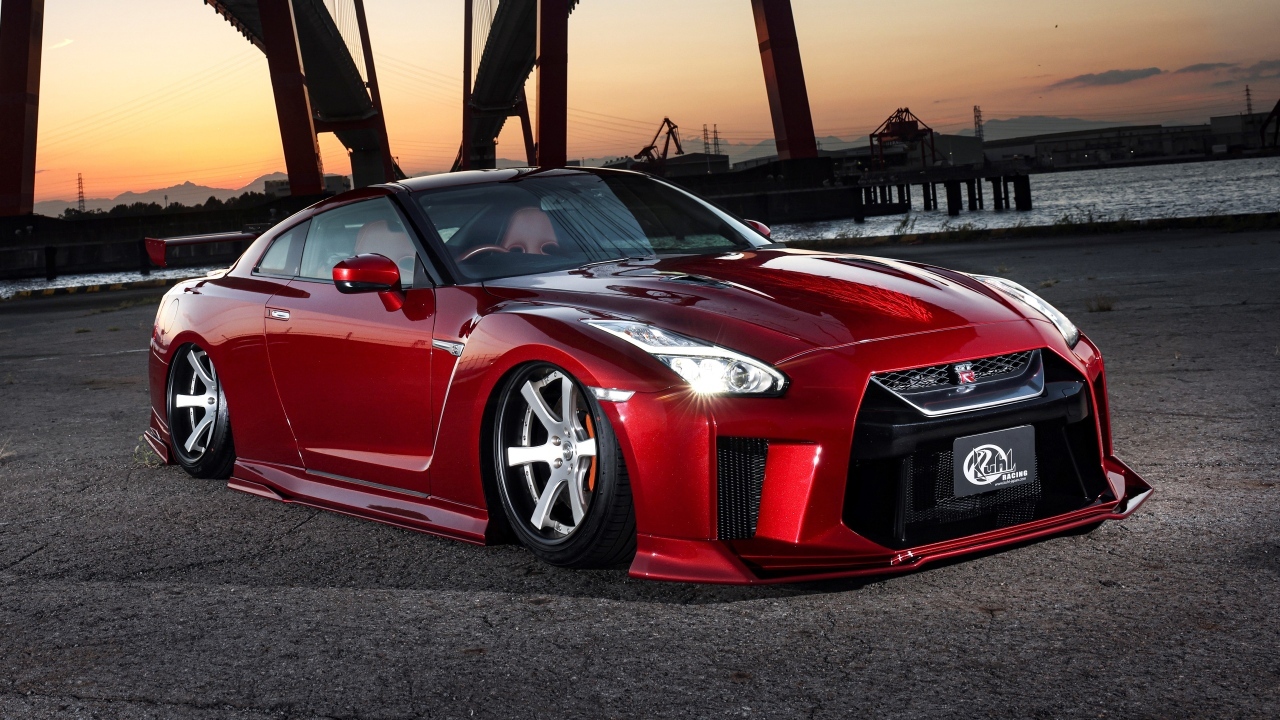 Красный быстрый автомобиль Nissan GTR 35R