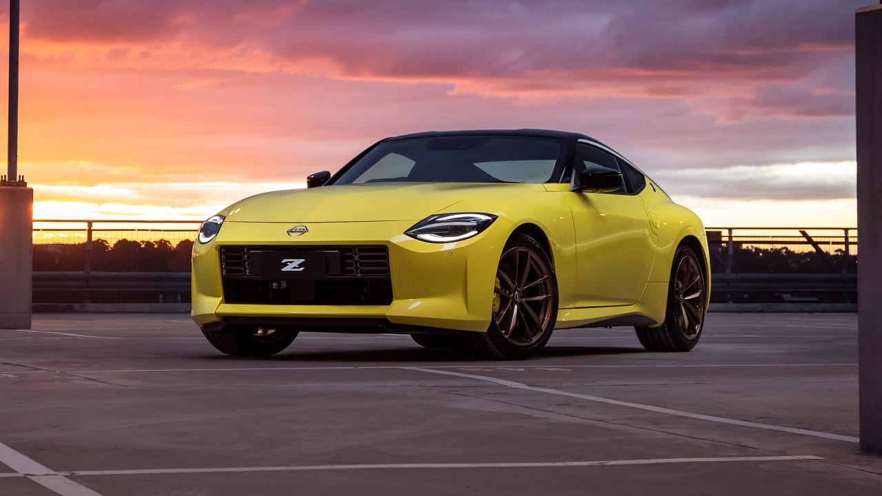 Желтый автомобиль Nissan Z на фоне неба