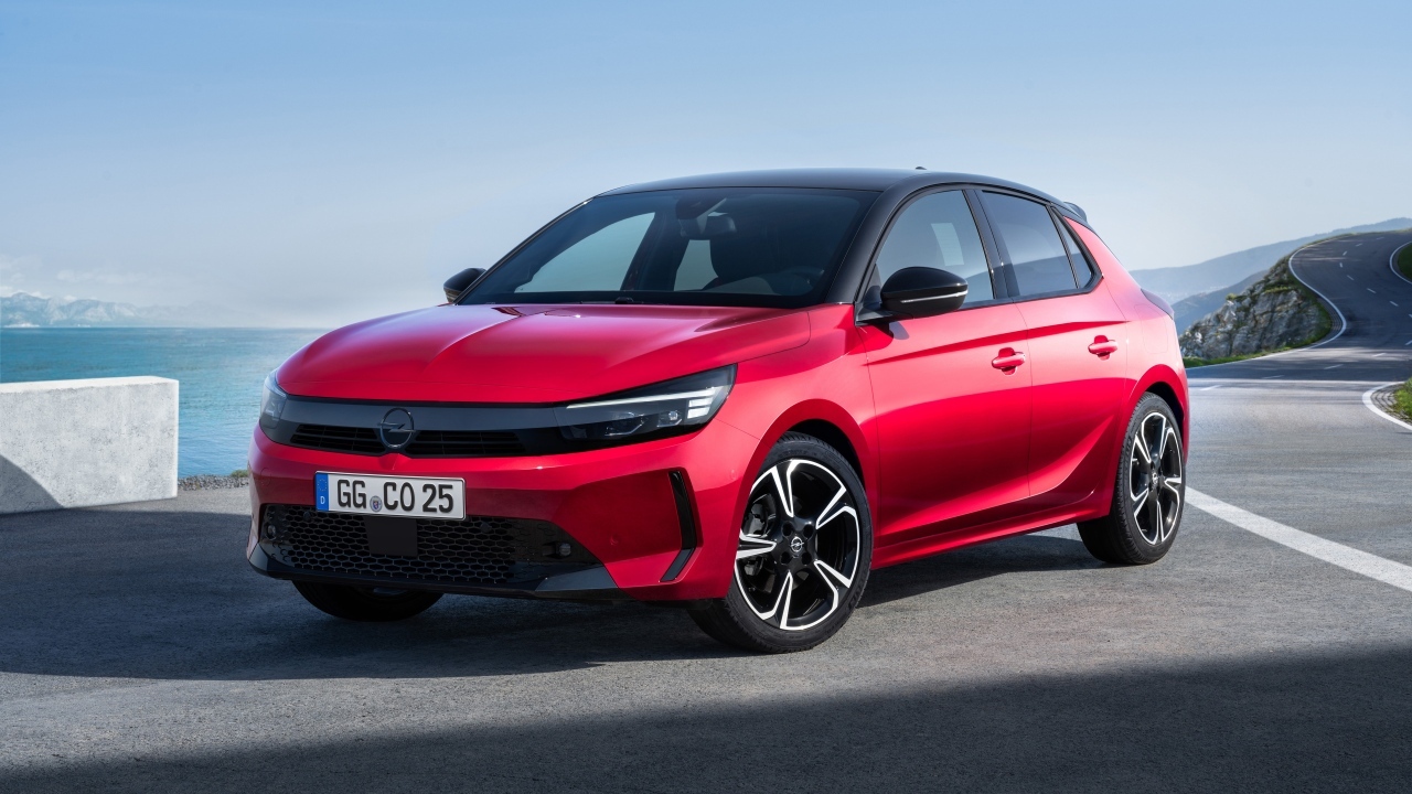 Красный автомобиль Opel Corsa 2023 года