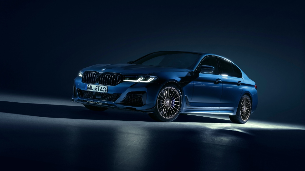 Синий автомобиль Alpina B5 GT 2023 года
