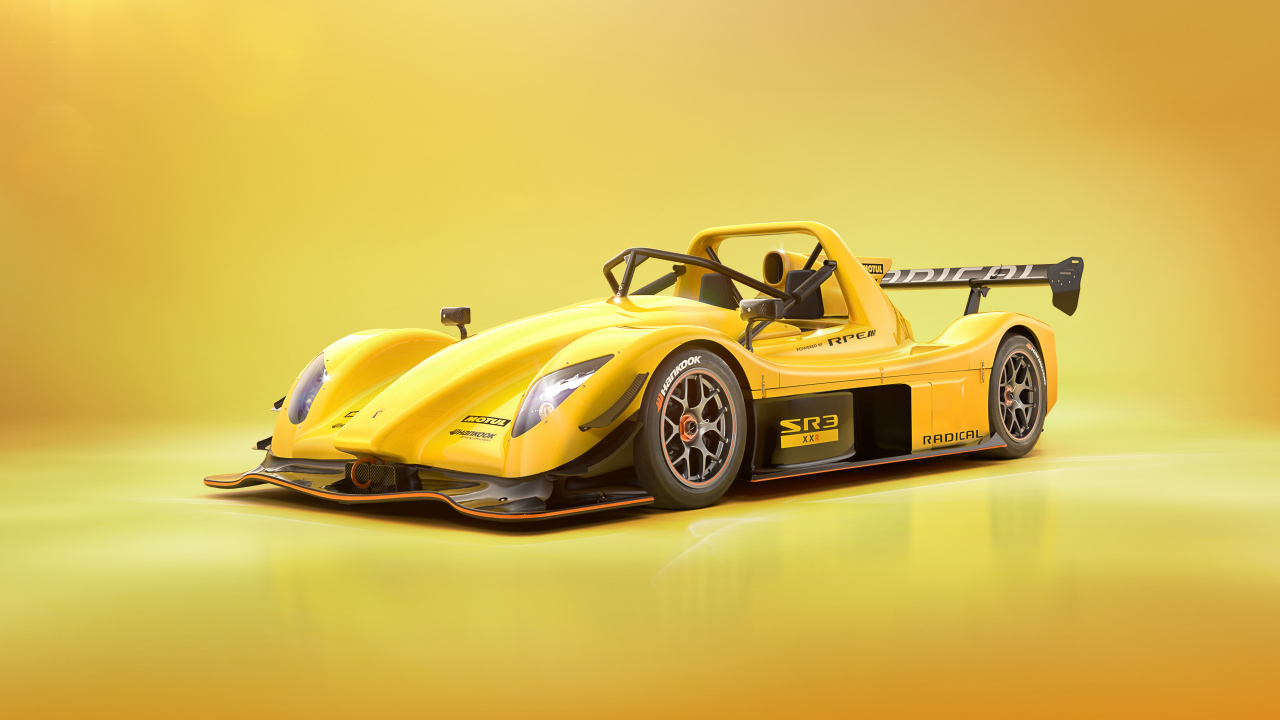 Автомобиль Radical SR3 3XR Rear 2023 года на желтом фоне