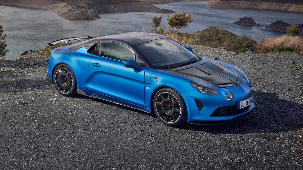 Синий автомобиль Alpine A110 R у воды