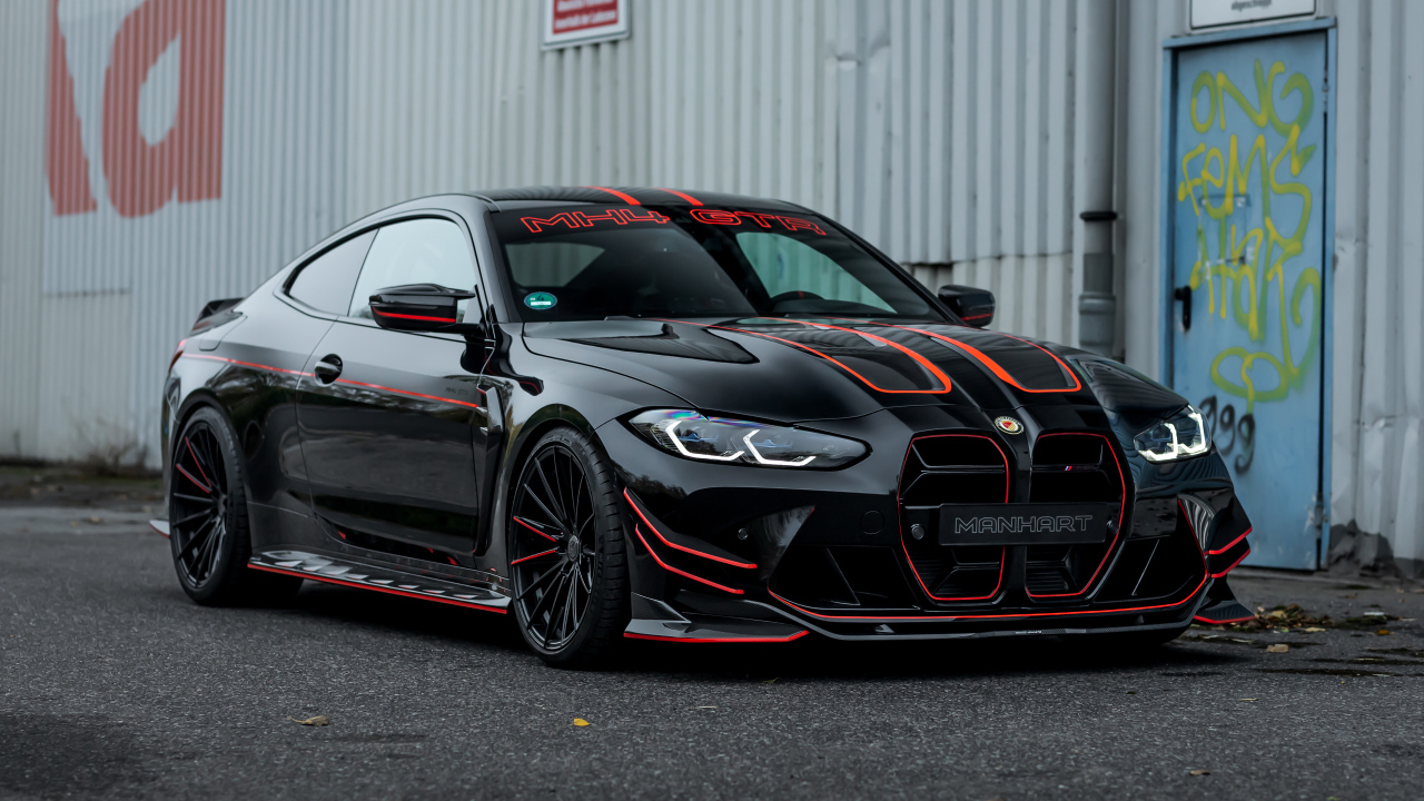 Автомобиль Manhart MH4 GTR II 2022 стоит у гаража