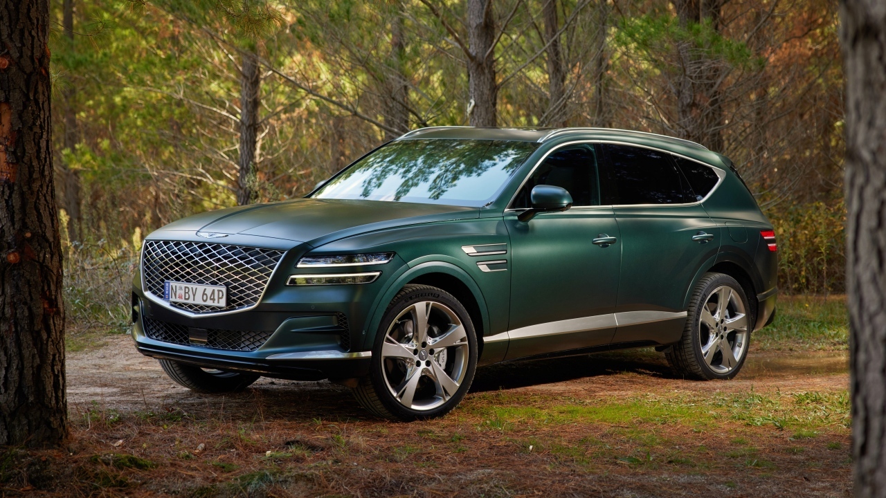 Внедорожник Genesis GV80 3.5T AWD в лесу