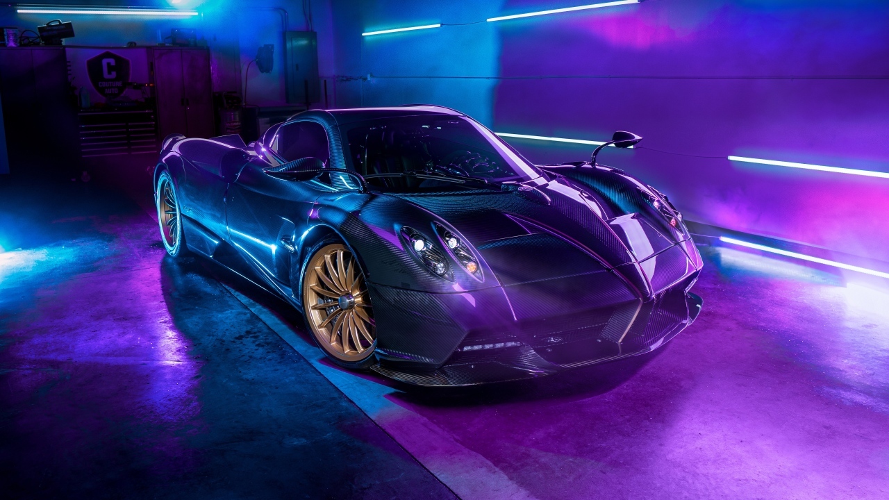 Черный автомобиль Pagani Huayra Roadster
