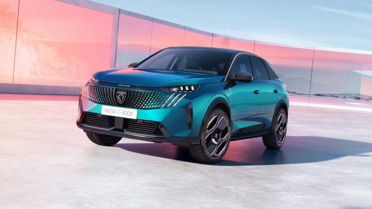 Синий автомобиль Peugeot E-3008 2023 года